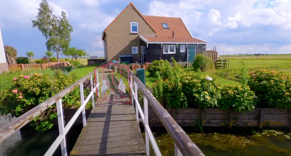 Una casita preciosa en Marken, con la entrada mediante un puentecito blanco sobre uno de los canales