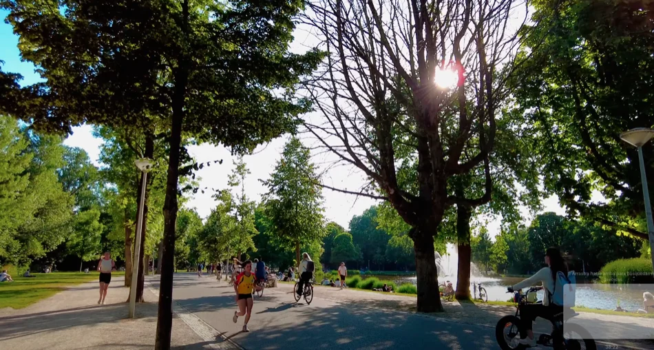 Los habitantes de la ciudad disfrutan de un día al aire libre en Voldelpark
