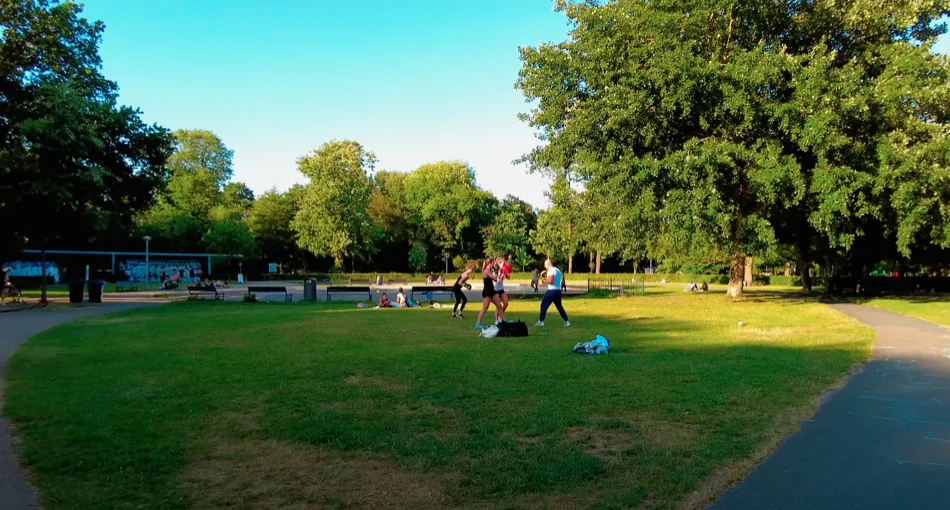 Un grupo de personas practicando deporte en el parque