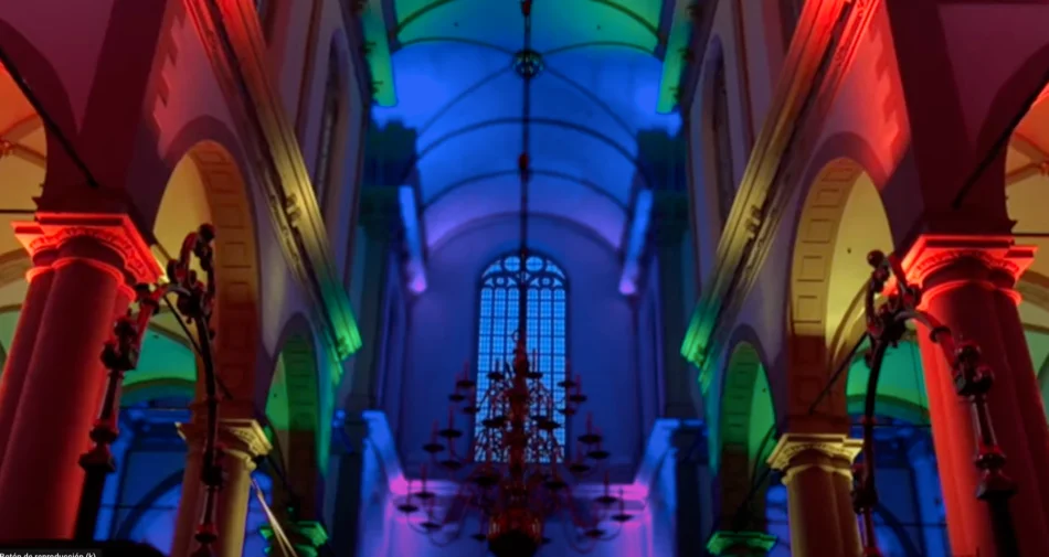 Vista interior del edificio decorado con luces de colores